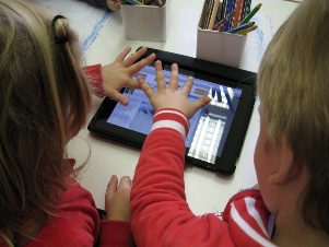 bambini che usano un tablet